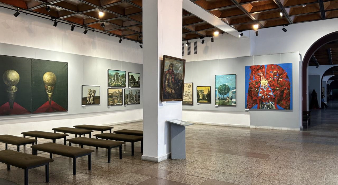 Рыцарь непостижимого образа: в Новокузнецке открылась выставка Виталия Карманова