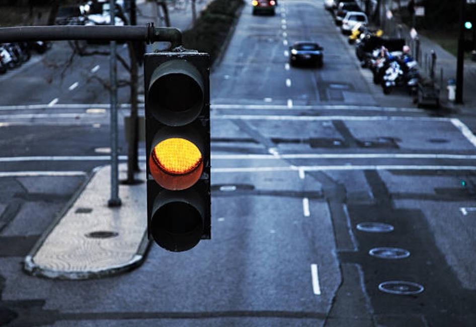 КУЗБАССКИЕ СУДЫ НАЧАЛИ НАКАЗЫВАТЬ ВОДИТЕЛЕЙ ЗА ПРОЕЗД НА ЖЁЛТЫЙ СИГНАЛ СВЕТОФОРА