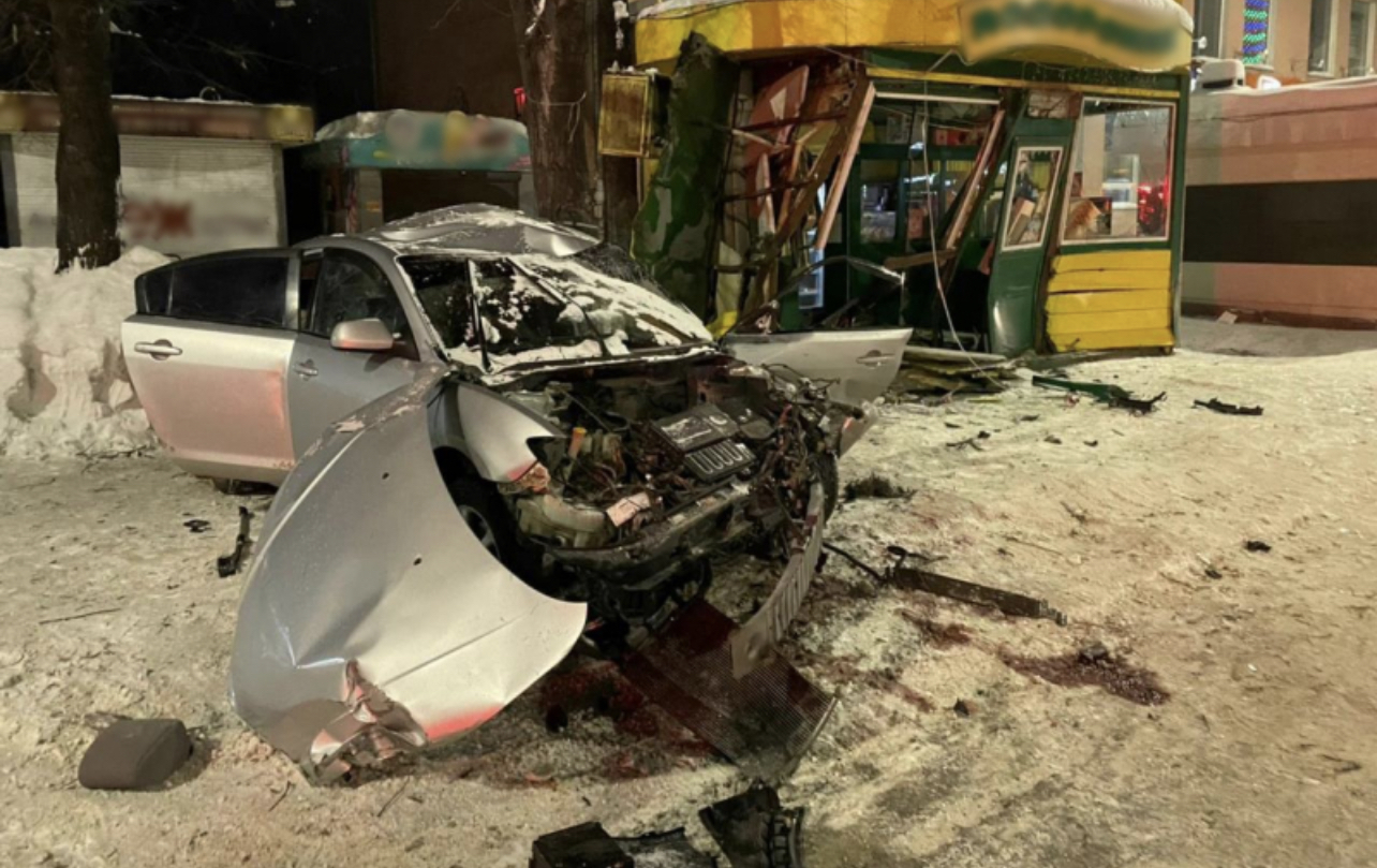 Пьяный водитель сбил пешехода, смертельно травмировал пассажира и въехал павильон