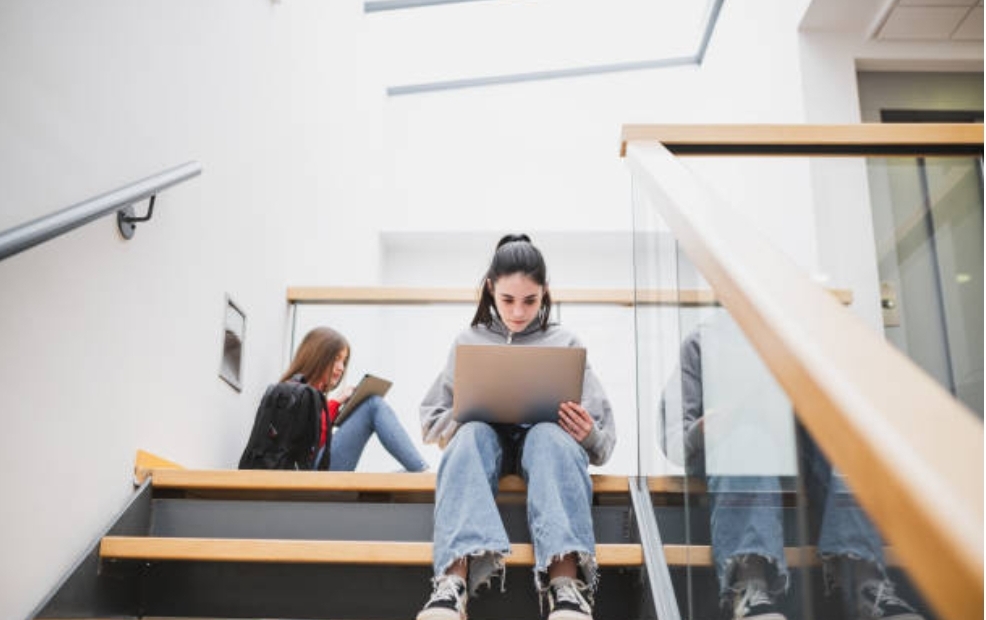 КУЗБАССКИМ УЧИТЕЛЯМ МОГУТ ЗАПРЕТИТЬ ОБЩАТЬСЯ В ИНОСТРАННЫХ МЕССЕНДЖЕРАХ