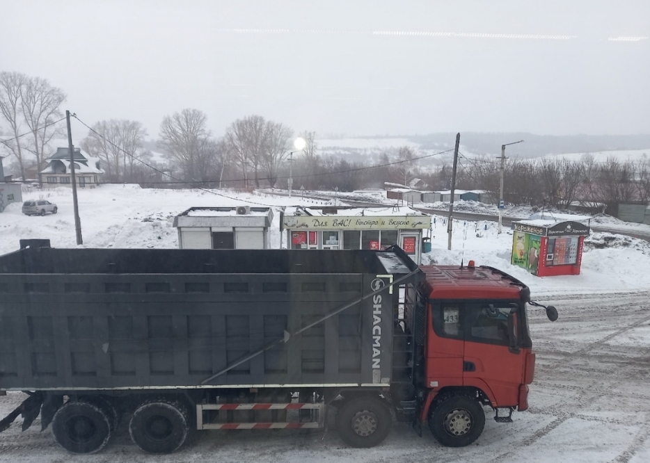 «КАКОГО ЧЁРТА ОНИ ВООБЩЕ ВЫХОДЯТ НА ДОРОГИ»: СЕРГЕЙ КУЗНЕЦОВ О РАЗБИТОЙ УГЛЕВОЗАМИ ДОРОГЕ