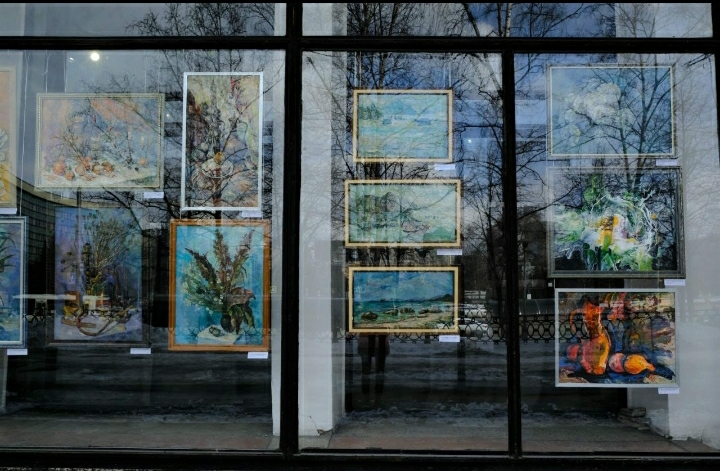 Выставочное окно. Окно в школе. Каркас для выставки окон. Новокузнецк выставка картин Якунина.