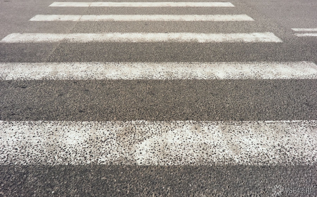 Не заметивший в сумерках пешехода водитель сбил его на зебре в Новокузнецке