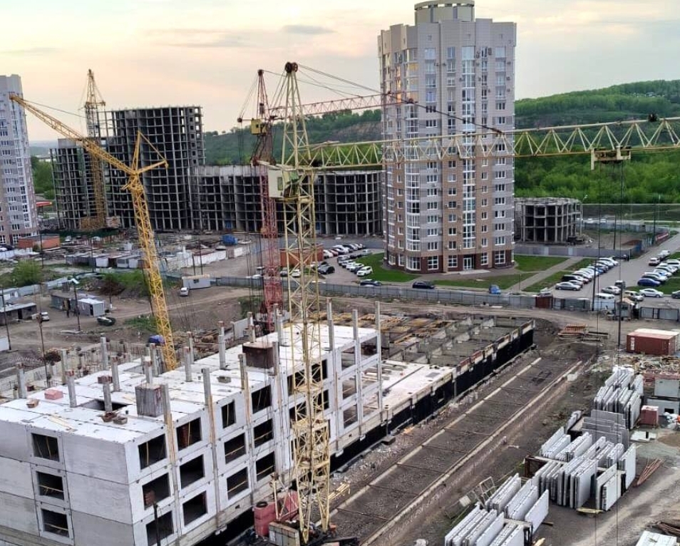 СЕРГЕЙ КУЗНЕЦОВ ПОКАЗАЛ, КАК ПРОДВИГАЕТСЯ СТРОИТЕЛЬСТВО ШКОЛЫ В 45 — 46 КВАРТАЛЕ