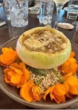 В ШЕРЕГЕШЕ БЛЮДА СЕРВИРОВАЛИ КРАСНОКНИЖНЫМИ ОГОНЬКАМИ