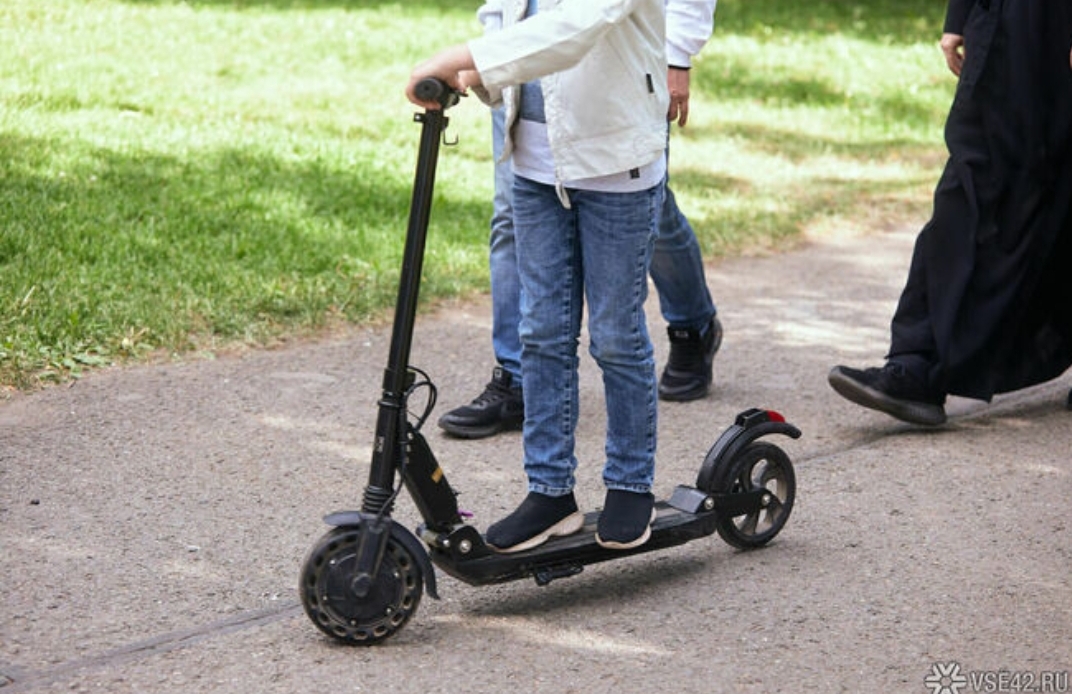 Сотрудники ГИБДД Кузбасса проверили соблюдение правил при катании на электросамокатах среди несовершеннолетних
