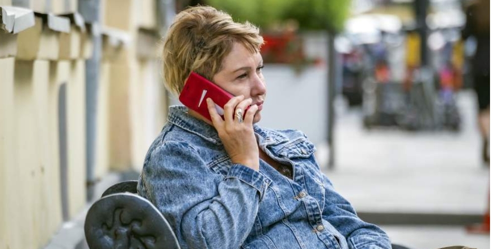 Кардиолог назвала частые разговоры по телефону одной из причин гипертонии