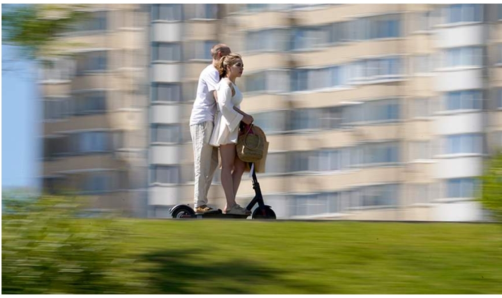 В России предложили штрафовать за езду вдвоем на одном электросамокате