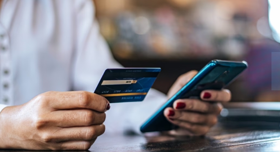 Что упало, то пропало: кемеровчанка потратила деньги с чужой карты