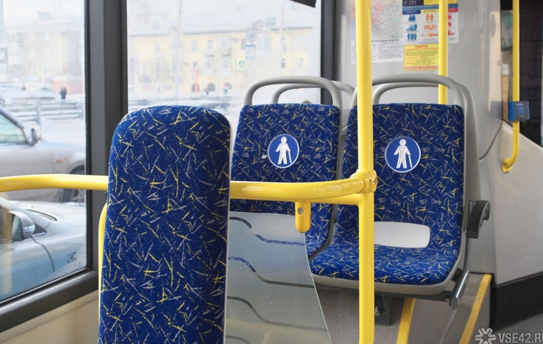 Соцсети: кондукторы выгнали из автобуса в Новокузнецке пару пожилых людей