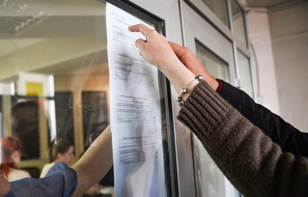 Не первый звоночек: мошенники стали размещать QR-коды возле школ