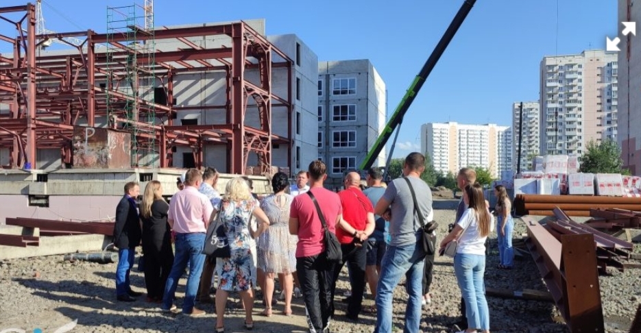 В Новокузнецке строящуюся школу показали родителям будущих учеников