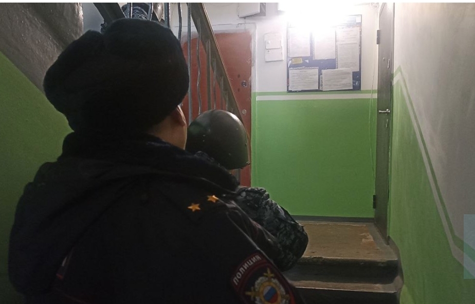 В Кузбассе силовики окружили жилой дом из-за стрелка