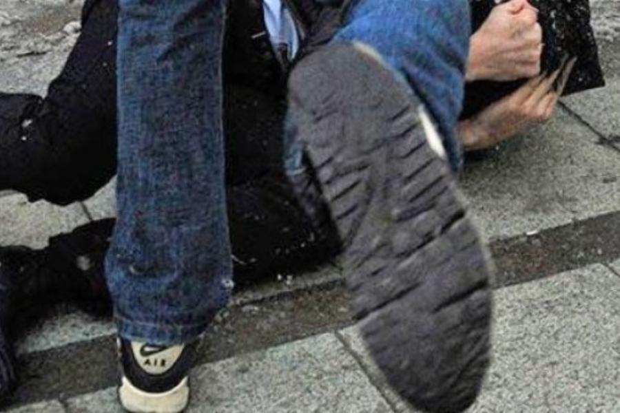 Новокузнецкие гопники запинали случайного прохожего