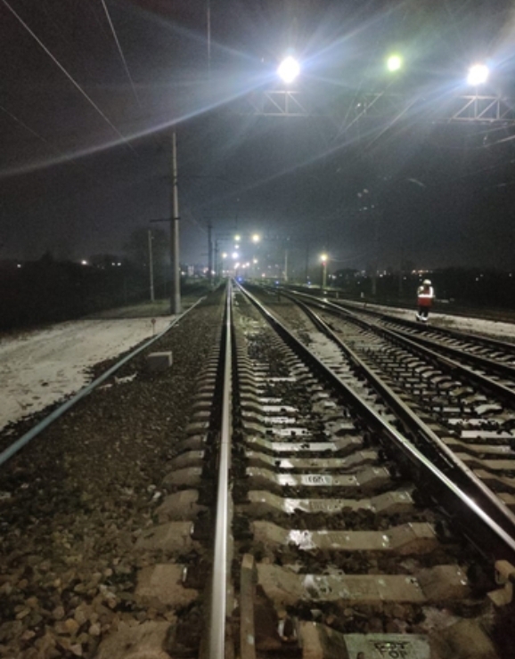 Поезд в Кузбассе сбил пьяную женщину с ребенком в коляске