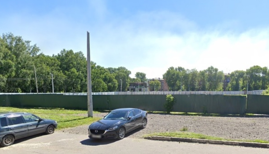 «Пять лет строим забор»: вместо ЗАГСА и ТЦ жители Запсиба получили зелёный забор