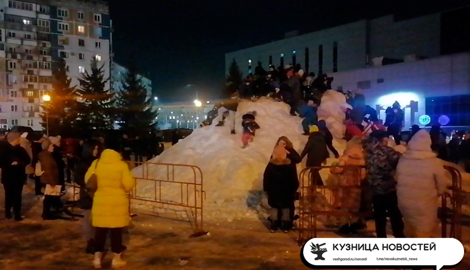 Праздничного настроения нет: как проходило мероприятие по зажжению главной новогодней ёлки Новокузнецка