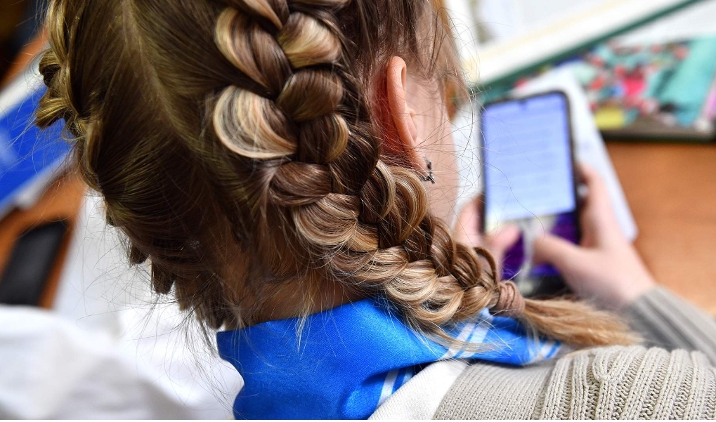 Звонок на перемене: телефоны на школьных уроках запретят уже в январе