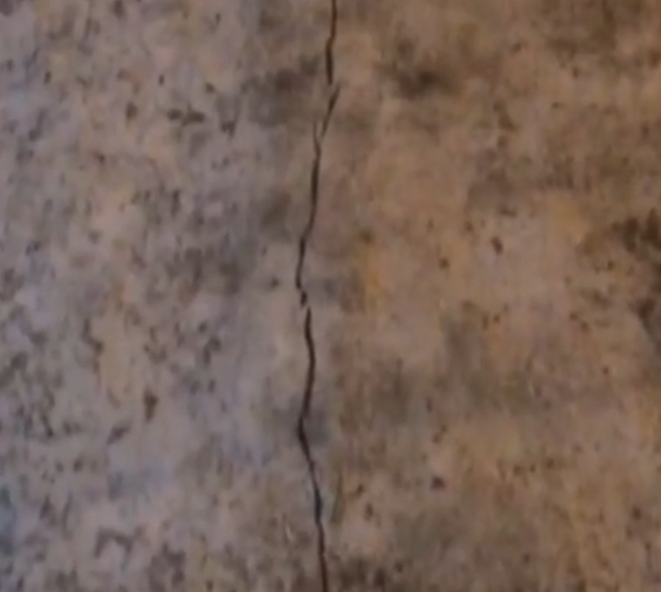 Опасен ли пешеходный мост за «Кометой», коммунальщики проверили трещину