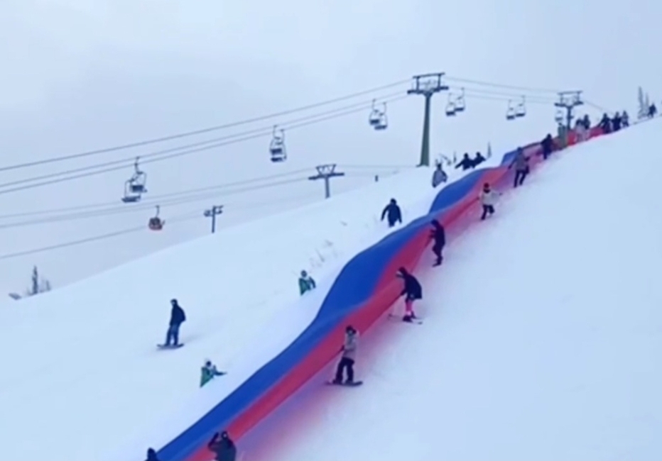 Побили рекорд: в Шерегеше растянули самый длинный флаг России