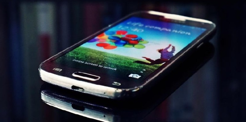 Владимир Путин официально запретил использовать телефоны на уроках