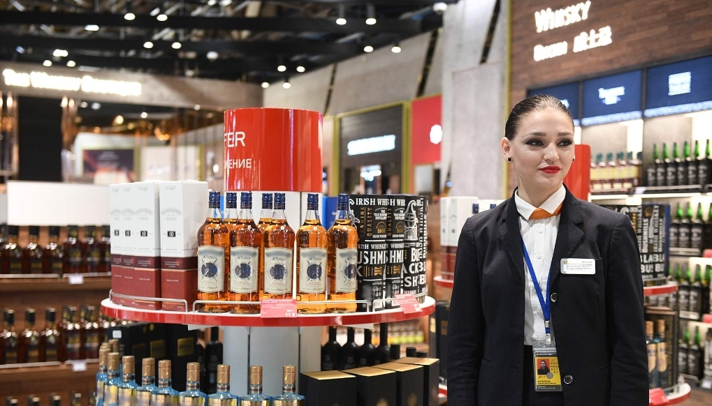 Улетный план: пассажирам внутренних рейсов в аэропортах разрешат продажу алкоголя