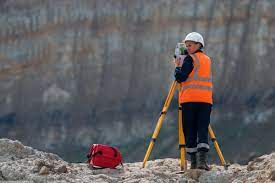 Здесь птицы не поют, и деревьям не скоро расти