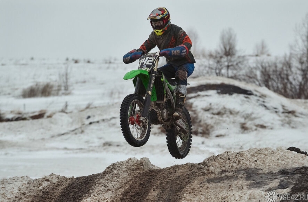 Летающие мотоциклисты: в Кемерове прошли экстремальные международные мотогонки