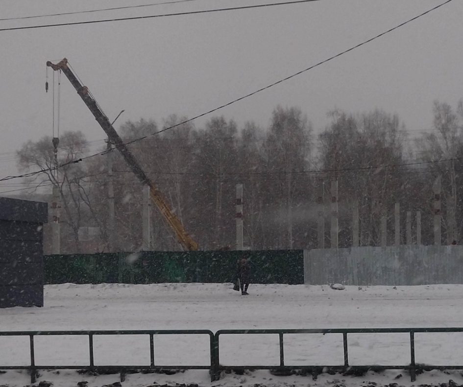 На Запсибе наконец возобновили стройку здания ТЦ с ЗАГСом