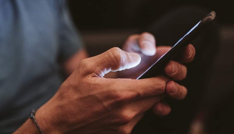 Эксперт рассказал о новой схеме мошенников с кражей денег при помощи экрана смартфона