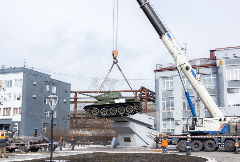 Танк Т-34 сняли с постамента перед КМК