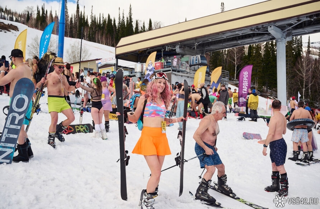 Экстремальная жара: сноубордисты устроили массовый спуск в купальниках в Шерегеше