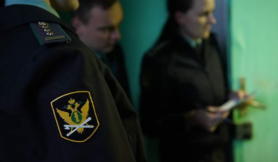 В ГД внесли проект о праве приставов применять физическую силу и оружие