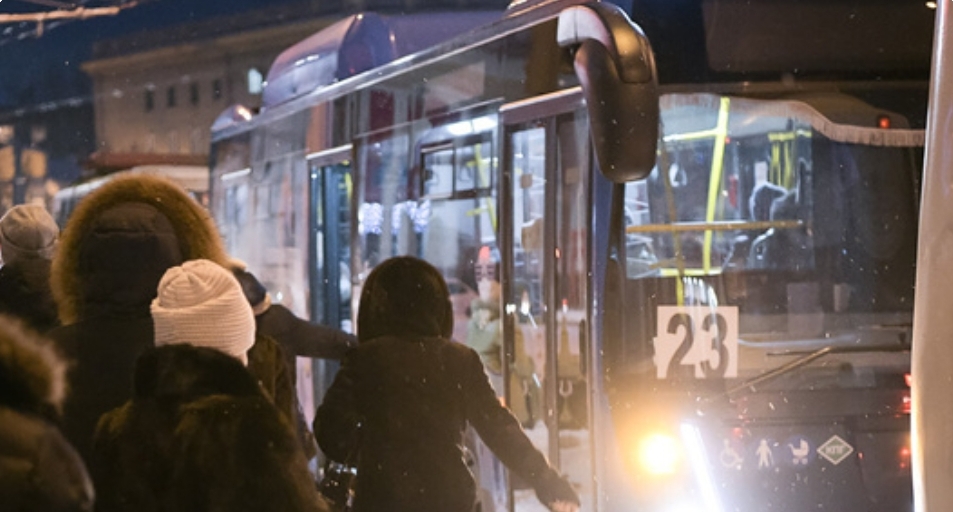 Власти Кемеровской области отменили бесплатный проезд школьникам-отличникам