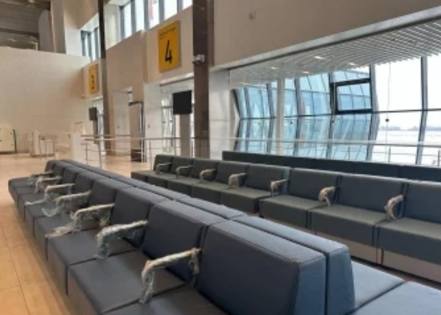 Единственный в России: новокузнецкий аэропорт установил мягкие кресла в зоне ожидания