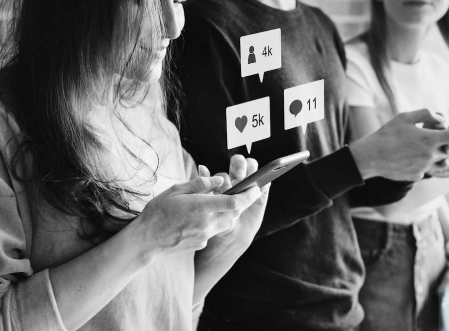 Мошенники начали скупать аккаунты школьников в соцсетях