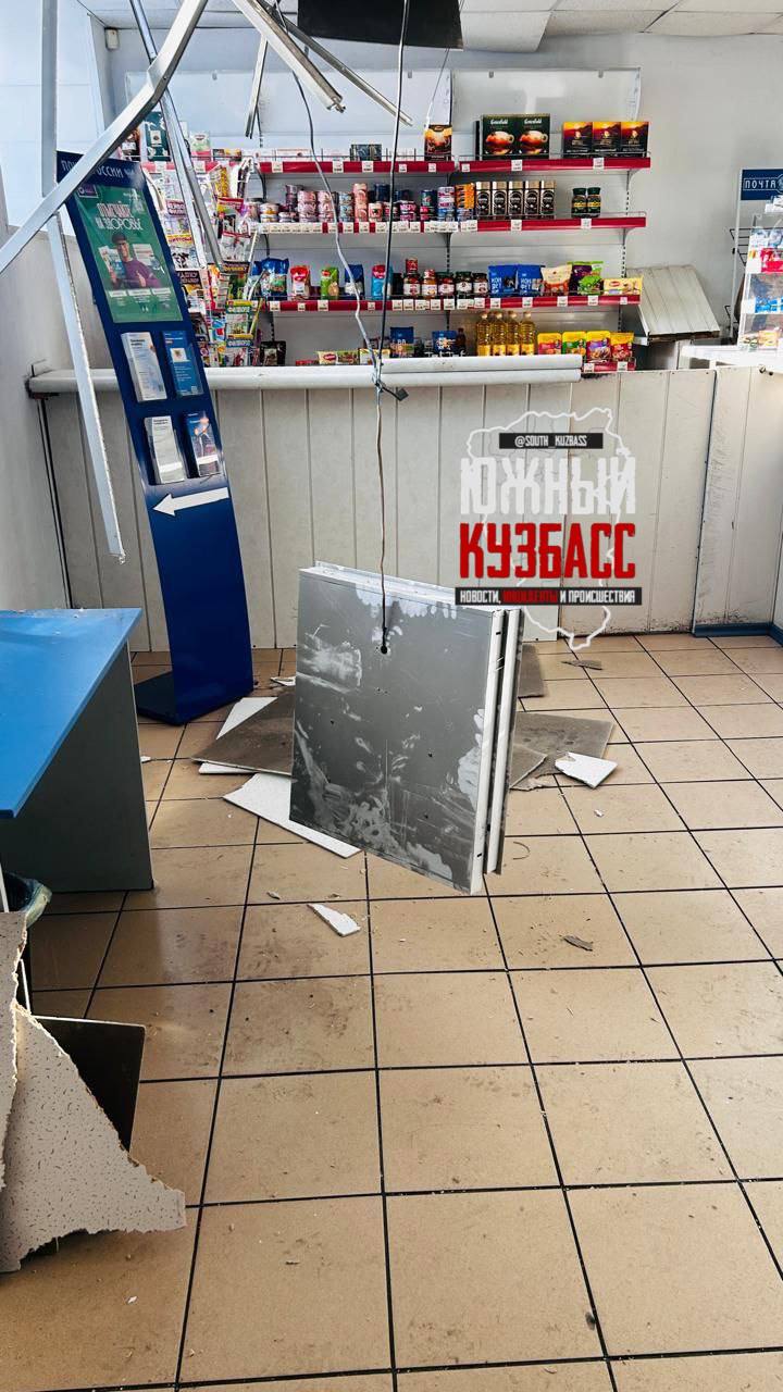 На посетителей почтового отделения обрушился потолок