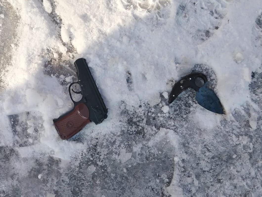 Психопат с ножом и пистолетом напал на прохожего