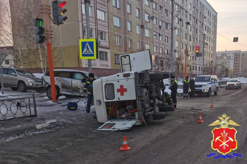 В перевёрнутой машине «скорой» пострадали водитель, фельдшеры и пациент
