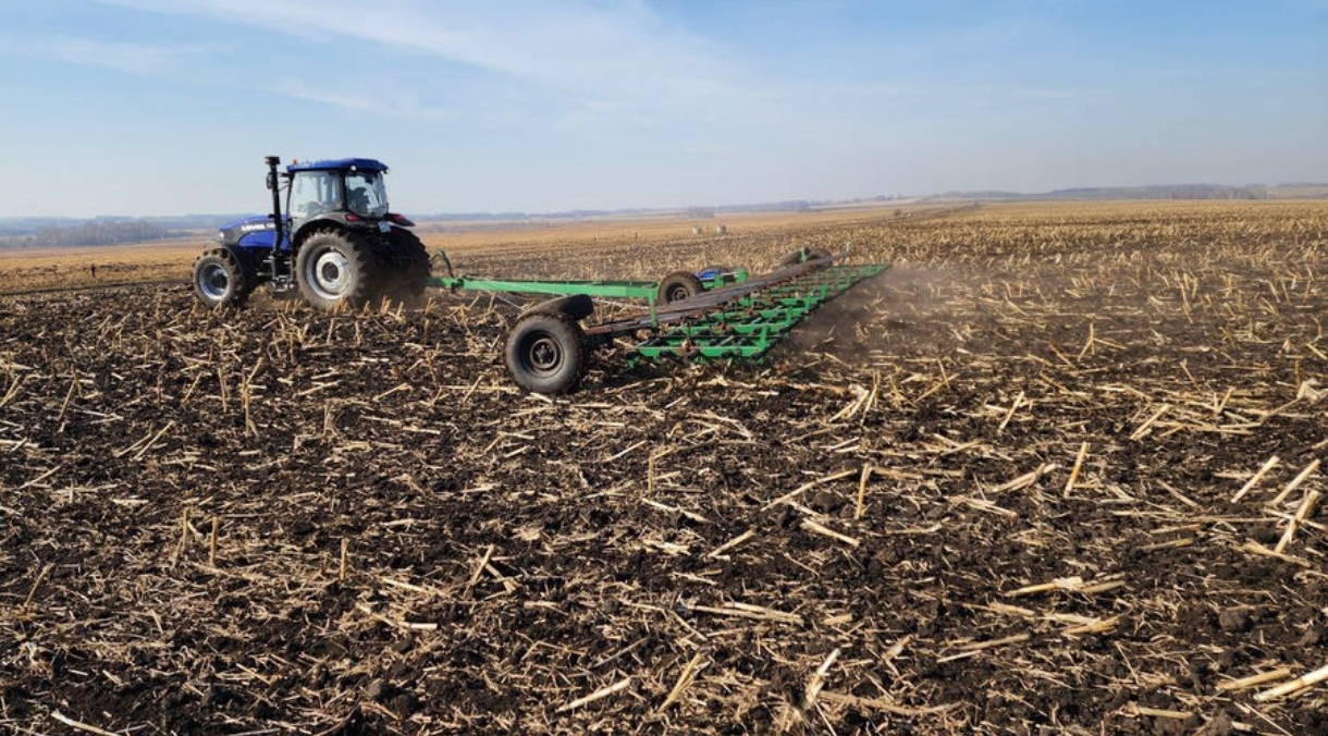 Аграрии Кузбасса начали работы на полях на две недели раньше обычного