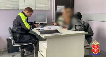 Новокузнецкая самокатчица повредила иномарку и сняла происшествие на видео