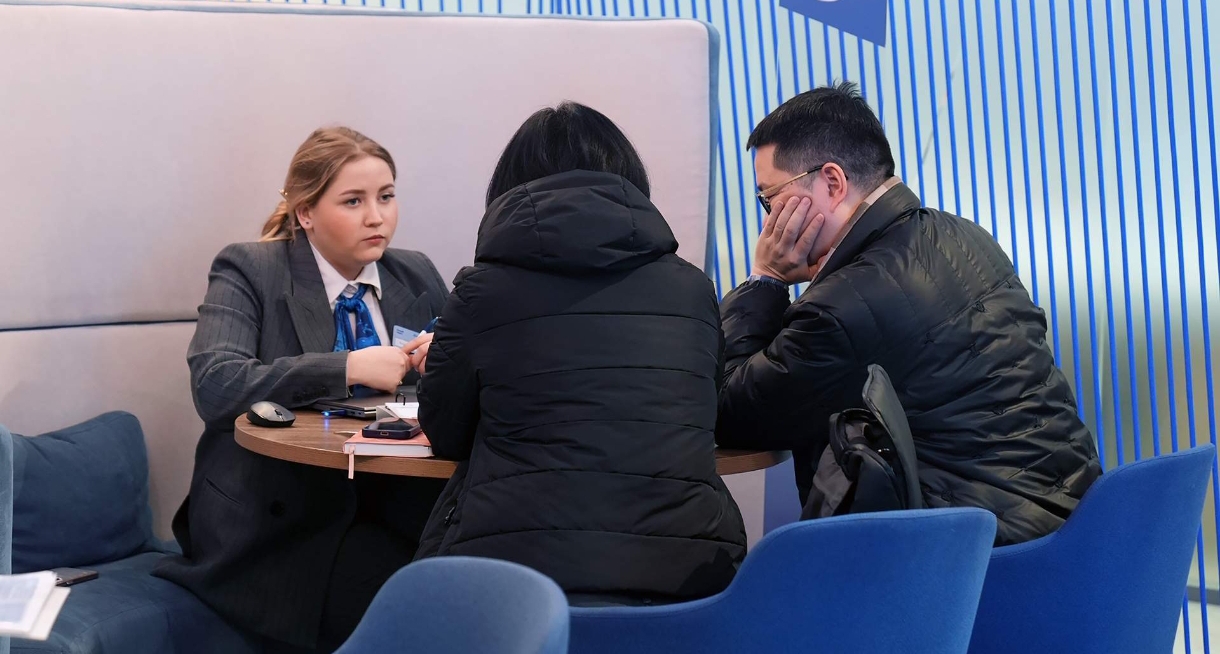 Семейные узники: банки требуют для разморозки счета приходить в офис с родней