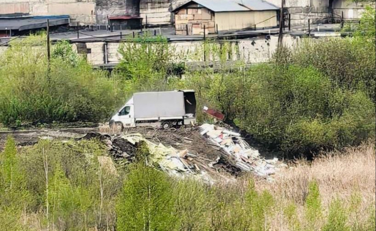 Водитель выгрузил строительный мусор у водоёма