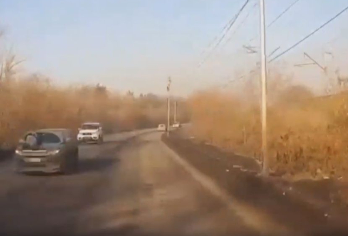 Кузбассовец прокатил пристава на капоте авто и сбил инспектора ДПС