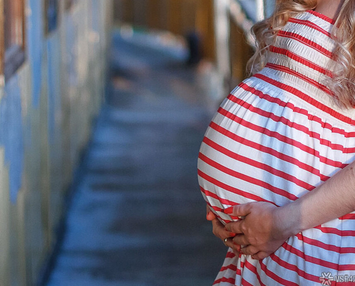 Кузбассовцы раскритиковали выплаты беременным школьницам и отмену проездных