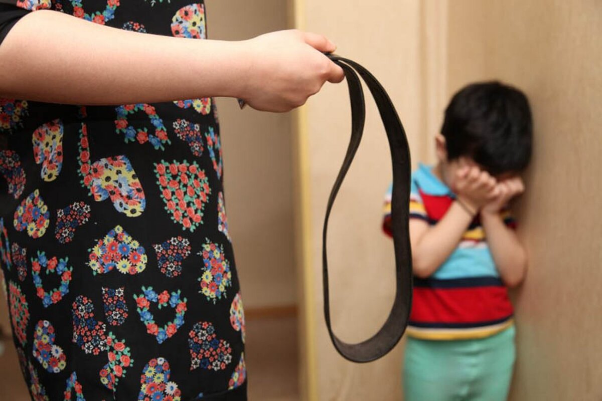 Воспитатель детсада издевалась над детьми, избивая и, связывая скотчем