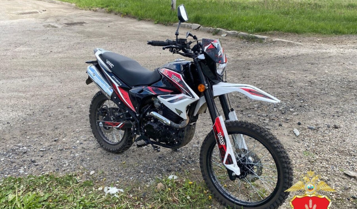 Подросток попал в реанимацию после катания без прав и шлема на мотоцикле в Кузбассе