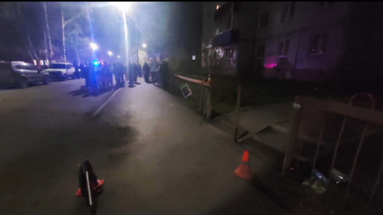 Юный мотоциклист выехал на тротуар и сбил женщину