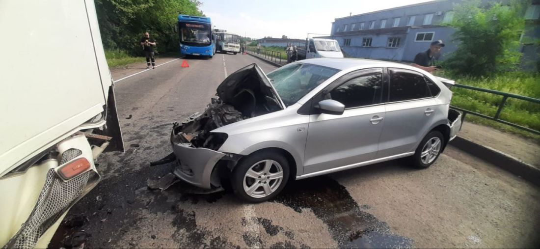 В Новокузнецке произошло ДТП с участием иномарки, «ГАЗели» и автобуса