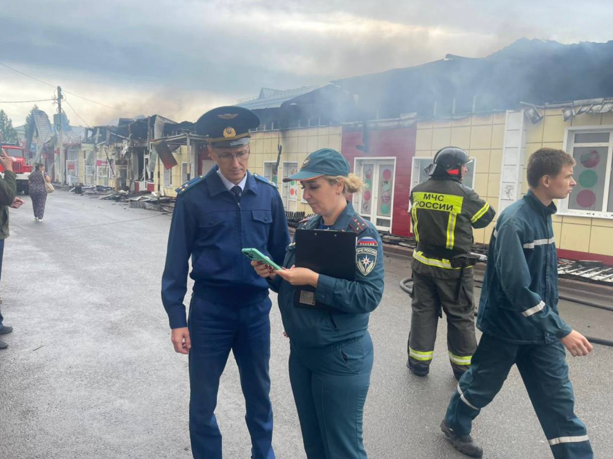 В кузбасском посёлке сгорела кровля торгового центра